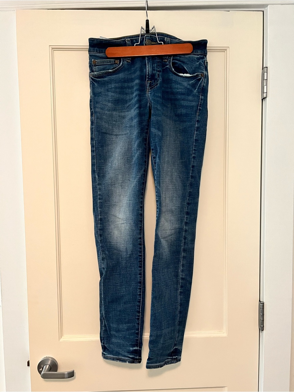 American Eagle Light Wash Skinny Jeans